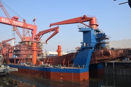 江蘇海新重工熱烈慶祝4艘船舶同日下水、出塢